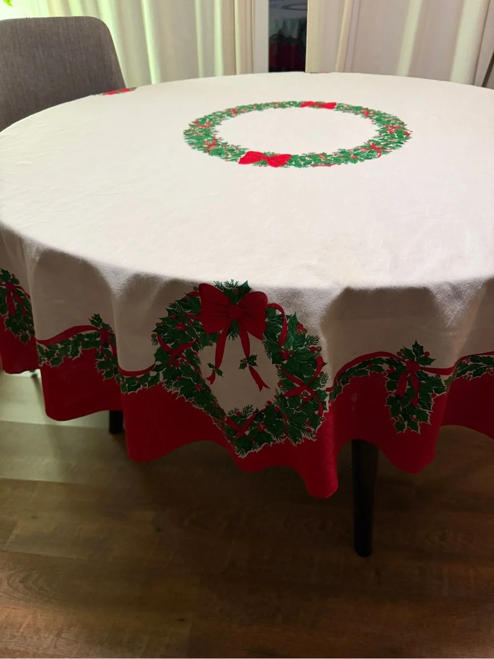 Vintage Sunweave Christmas Holly Wreath Round Tablecloth 90” Made in Brazil red